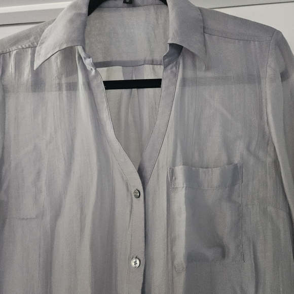Women's medium ligh,t button-down shirt. - Picture 5 of 7